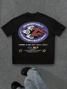 Manfinity  Camiseta de manga corta con hombros caídos, estampado gráfico de carreras desgastado y sobredimensionado en color negro - Negro - Ver 1