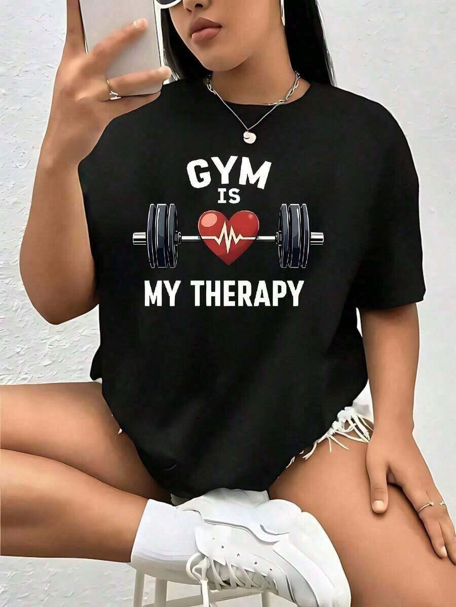 Camiseta de manga corta informal para mujer, para vacaciones de verano, con estampado "El gimnasio es mi terapia", 1 pieza, talla grande, 100% divertida, con estampado gráfico, de poliéster, cuello redondo, estilo casual. - Negro - Ver 1