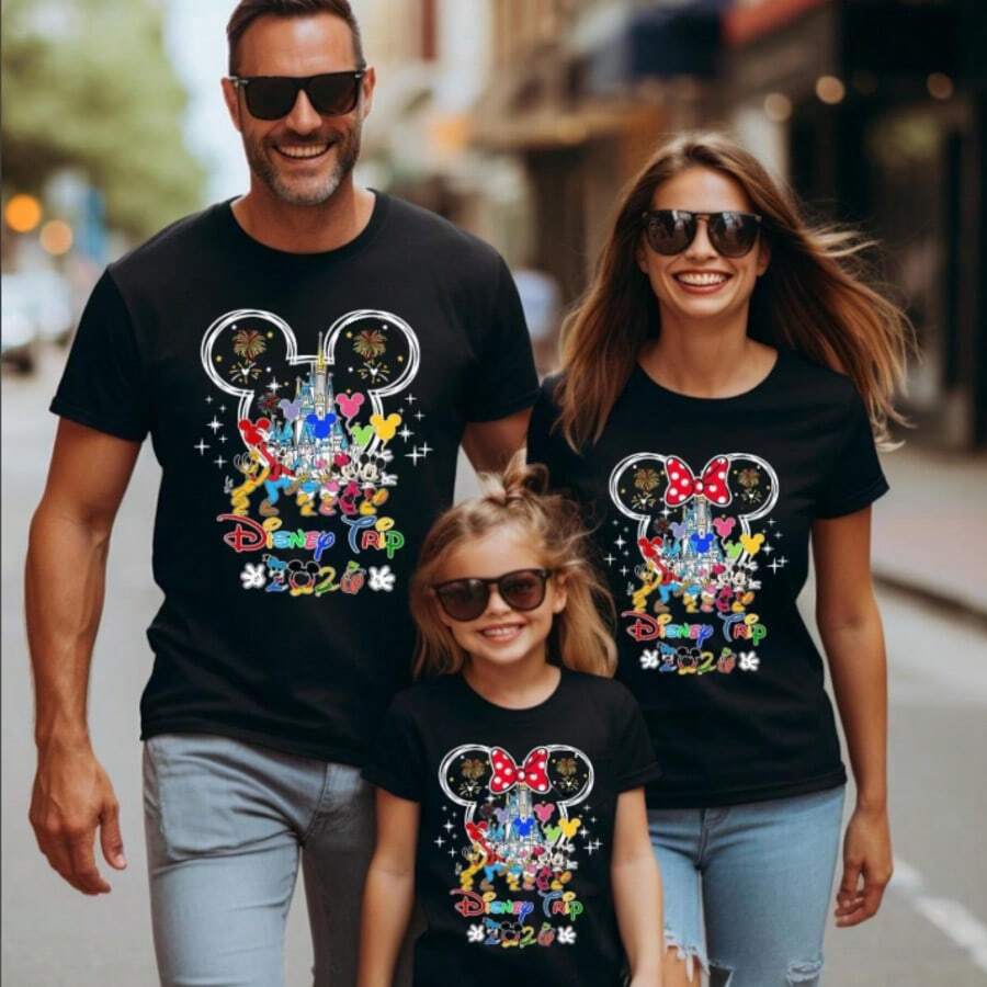 Disney "Disney Trip 2026" Colorful Castle & Friends Family Matching T-Shirt, Perfect For Family Trips & Theme Parks. Fresh Style, Great For Disney Vacations, Family Events & Casual Outings, Fits Adults & Kids. Made Of Premium Cotton, Comfortable & Breathable. Colorful Castle & Mickey Friends Artwork Print, Ideal Gift For Disney Fans. - Áo thun nữ/trẻ em - Xem 1