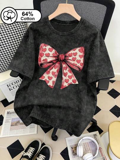 Áo thun nữ cỡ lớn kiểu dáng thường ngày, in hình trái tim và nơ màu hồng, 64% cotton, tay ngắn, kiểu dáng vintage bạc màu, phong cách Y2K ngọt ngào và cá tính của Mỹ, kiểu dáng thể thao năng động, thích hợp mặc ngoài trời, áo hè cho nữ, trang phục mùa hè, họa tiết in đen.