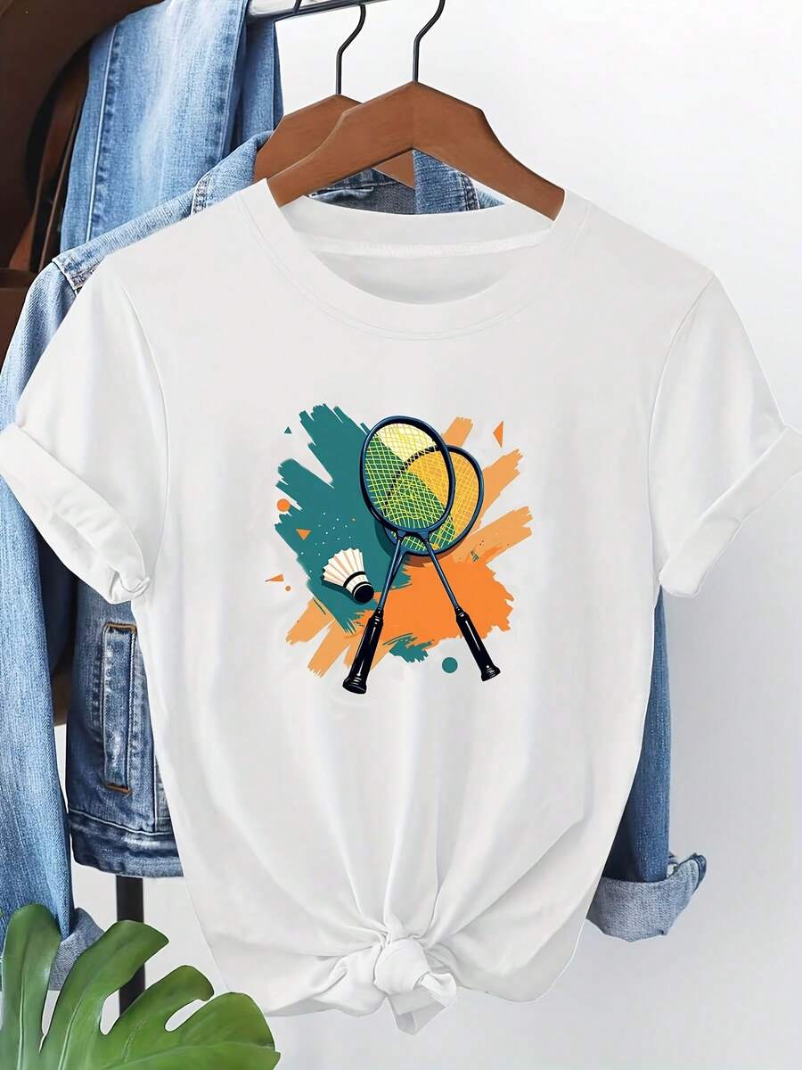 Talla Grande - Talla Grande - Camiseta de Talla Grande con Diseño de Bloques de Color Naranja y Verde, Estampada con un Patrón de Raqueta de Bádminton. Esta Camiseta Blanca de Manga Corta con Cuello Redondo es Lavable a Máquina, Adecuada para Primavera, Verano - [Blanco] - Ver 1