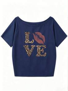 女款時尚露肩豹紋 LOVE 與嘴唇圖案 T-shirt，短袖聚酯纖維高彈性休閒上衣，夏季穿搭 - 藍色 - 查看 3