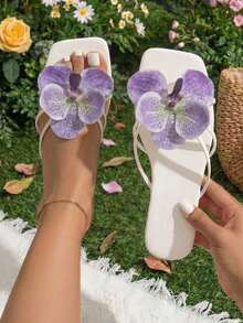 planare Dép xăng đan nữ thời trang mới, có quai đính hoa, thiết kế hở mũi, thoải mái và nhẹ nhàng cho mùa hè, thích hợp mang trong nhà hoặc ngoài trời. Dép xăng đan đế bằng màu trắng kết hợp với dép lê hoa tím dành cho nữ, dép xăng đan nữ thanh lịch, dép xăng đan nữ, dép xăng đan đế bằng, dép xăng đan dễ thương, giày đế bằng màu trắng, dép xăng đan mùa hè, dép xăng đan đi biển cho nữ, giày nữ thoải mái, dép xăng đan nghỉ mát cho nữ, giày dễ thương. - Hoa màu trắng và tím - Xem 5