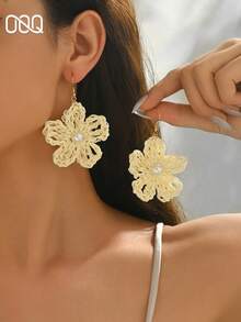 OOQ 1 Pair Handmade Woven Rattan Mixed Color Floral Earrings With Faux Pearls, Vintage Personalized Fashion Inlaid Artificial White Pearl Handmade 5-Petal Flower Tassel Earrings, Suitable For Women's Daily, Vacation, Party Wear (Handmade, May Have Occasional Glue Residue, Random Weaving Method) - White - View 2