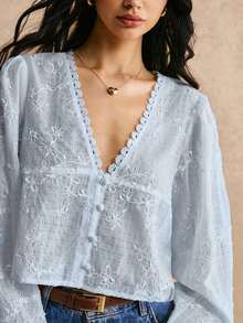 Blusa de manga larga con cuello en V y bordado floral, adecuada para salidas casuales, blusas de manga larga - Celeste - Ver 1