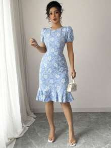 Vestido elegante de mujer de tela jacquard con cuello redondo, mangas abullonadas y volante en el bajo, de silueta ceñida y longitud media.Adecuado para diversos ocasiones como uso diario, cócteles y estilo callejero.Verano - Celeste - Ver 3