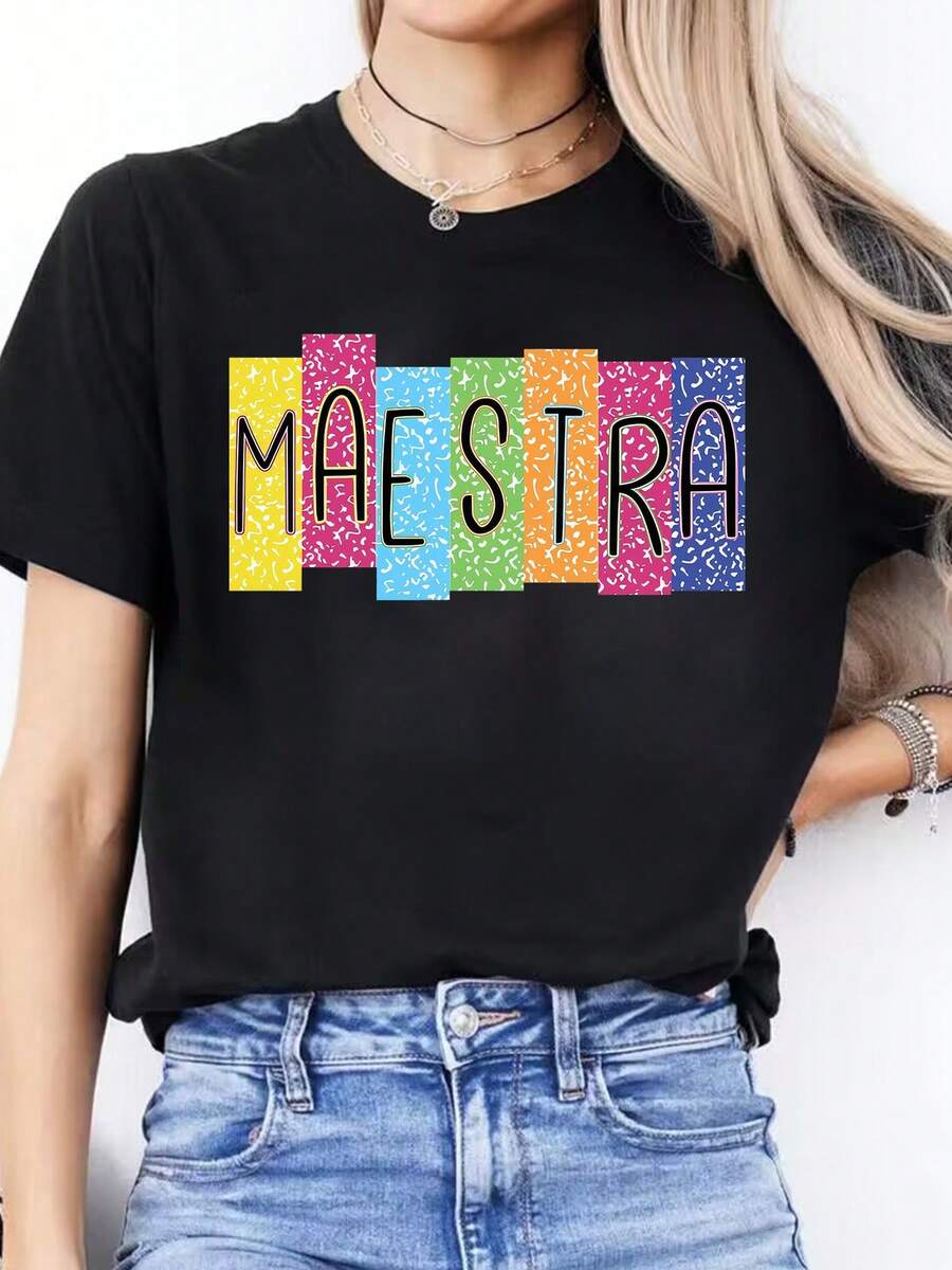 Camiseta y playera de mujer de algodón regular, con estampado "MAESTRA" sobre franjas de colores con estampado animal print, cuello redondo casual, ideal para maestras, uso diario, clases y regalos para docentes, alegre y llamativa - Negro - Ver 1