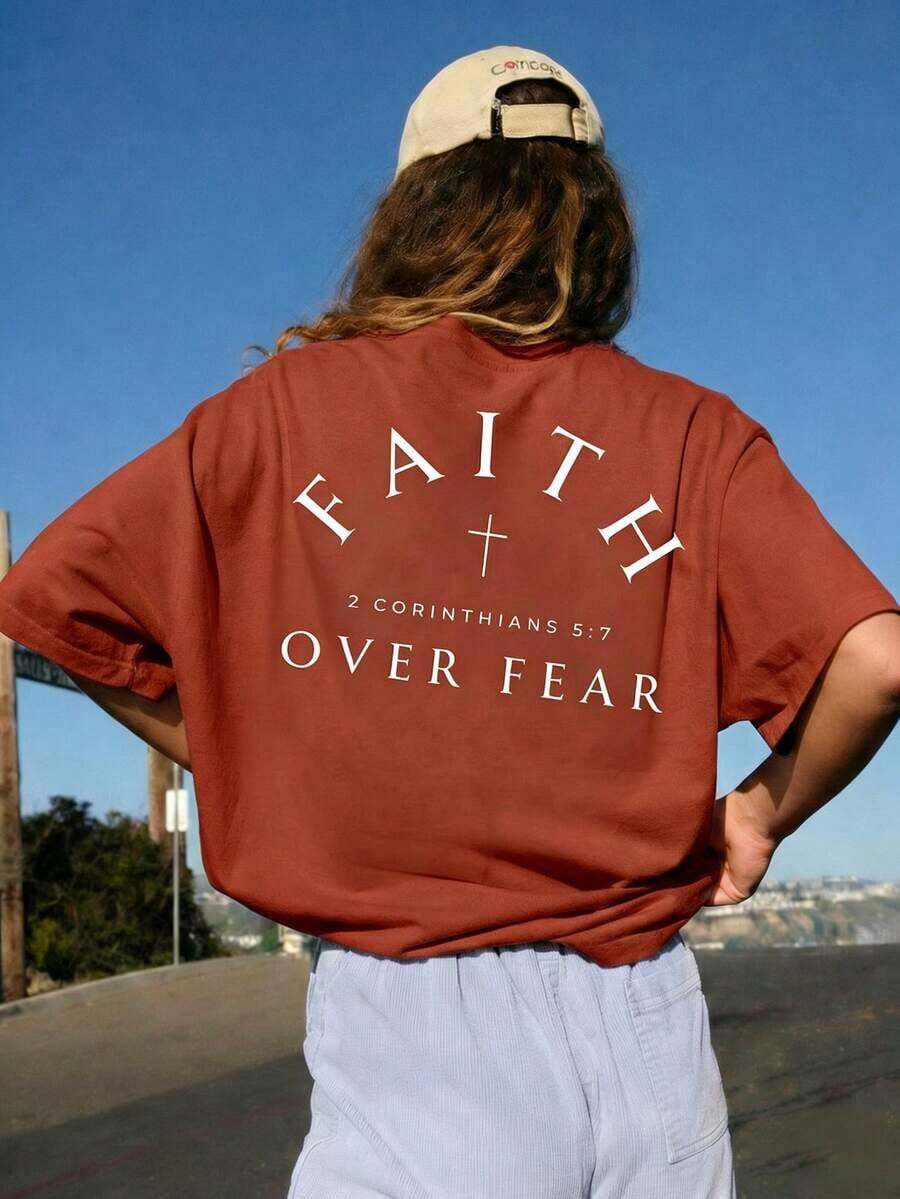 Estilo Y2K, estilo moderno, lo más nuevo de 2026, estilo lindo, estilo casual. Camiseta de mujer con versículo bíblico "Fe por encima del miedo", camiseta gráfica inspiradora cristiana de corte regular, cómoda camiseta casual de manga corta 2026, ropa de fe con cuello redondo, rosa, verano, 180g (tallas S-XXXL). - Rojo - Ver 1