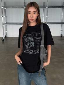 Una camiseta de manga corta para mujer con estilo retro americano, de corte holgado y con diseño estampado (los pantalones son solo para sugerencias de estilo). Esta pieza sencilla y elegante presenta un patrón de letras impresas con temática tropical, lo que la convierte en un elemento imprescindible para crear un look relajado de vacaciones, perfecto para ocasiones como el Día del Trabajo y el Día de la Independencia de México. - Negro - Ver 1