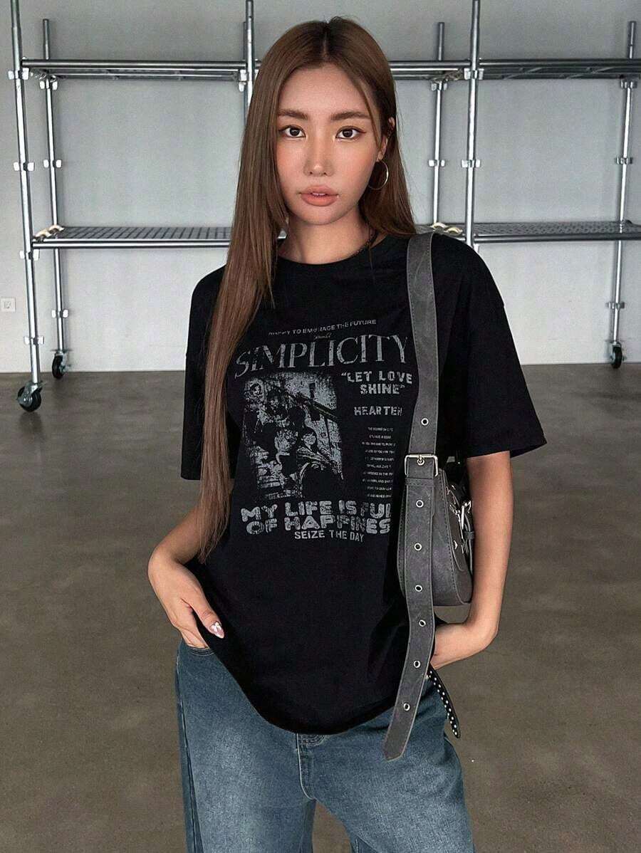 Una camiseta de manga corta para mujer con estilo retro americano, de corte holgado y con diseño estampado (los pantalones son solo para sugerencias de estilo). Esta pieza sencilla y elegante presenta un patrón de letras impresas con temática tropical, lo que la convierte en un elemento imprescindible para crear un look relajado de vacaciones, perfecto para ocasiones como el Día del Trabajo y el Día de la Independencia de México. - Negro - Ver 1