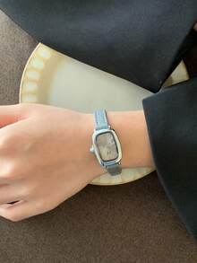 1pc Vintage Style Adjustable Leather Strap Quartz Women's Watch, Oval Roman Numeral Dial, Compact Design Suitable For Daily Wear, Birthday Gift - Grey - View 3