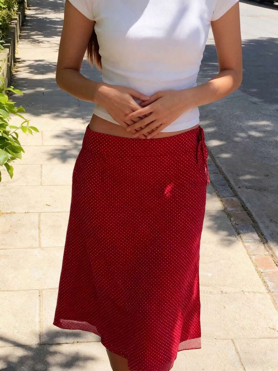 这款女士红色波点 A 字中长连衣裙采用涤纶面料制成，休闲又不失优雅，饰有精致的撞色网纱细节，以及无开衩的网纱裙摆。 - 紅色 - 查看 1