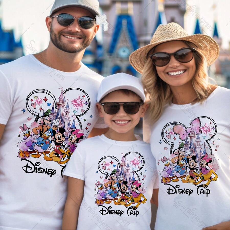 Disney "Disney Trip" Watercolor Castle & Friends Family Matching Short Sleeve T-Shirt, Perfect For Family Trips, Vacations & Theme Parks. New Style, Ideal For Disney Travel, Family Gatherings & Casual Outings, Suitable For Men, Women & Kids. Made Of High-Quality Cotton, Comfortable & Breathable Fabric. Exquisite Watercolor Castle & Mickey Friends Print Design, The Best Gift For Disney Fans & Families. - 男士/孩子T卹 - 查看 1