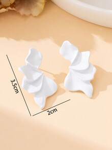 1 Pair Elegant White Textured Floral Half-Ear Design Earrings, Suitable For Women's Travel, Dating, Daily Wear - White - View 7