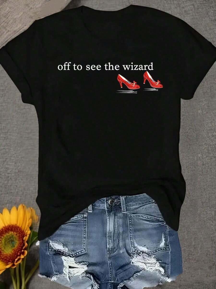 1 Women's "Off To See The Wizard" T-Shirt From | Ruby Red Slipper Print With Nostalgic Style, Comfortable For All Seasons, Crew Neck, Regular Fit, Slightly Stretchy Fabric. Short Sleeve Crew Neck Graphic Print T-Shirt For Women, Valentine's Day, St. Patrick's Day, And Easter Themes, Casual Everyday Wear. - 黑色 - 查看 1