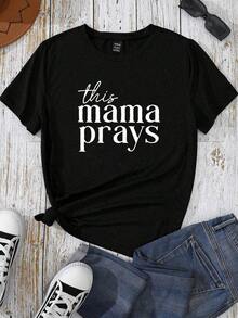 Camiseta de manga corta con cuello redondo y estampado sencillo, talla grande, con el diseño gráfico "This Mama Prays", top de verano para mujer, estilo casual. - Negro - Ver 4