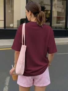 Conjunto de camiseta de manga corta holgada con estampado "Be Still & Know" y pantalones cortos a rayas, traje de mujer, conjunto de dos piezas para mujer, atuendo de verano, ropa de vacaciones, ropa de playa, estilo minimalista, elegante - Burdeos - Ver 2