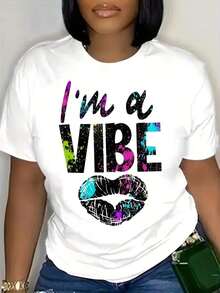 Camiseta de talla con estampado I'A Vibe, camiseta casual de manga corta con cuello redondo, ropa de talla para mujer. NZKQ - Blanco - Ver 1