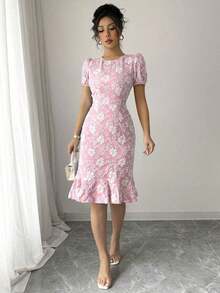 Vestido elegante de mujer de tela jacquard con cuello redondo, mangas abullonadas y volante en el bajo, de silueta ceñida y longitud media.Adecuado para diversos ocasiones como uso diario, cócteles y estilo callejero.Verano - Rosa - Ver 4