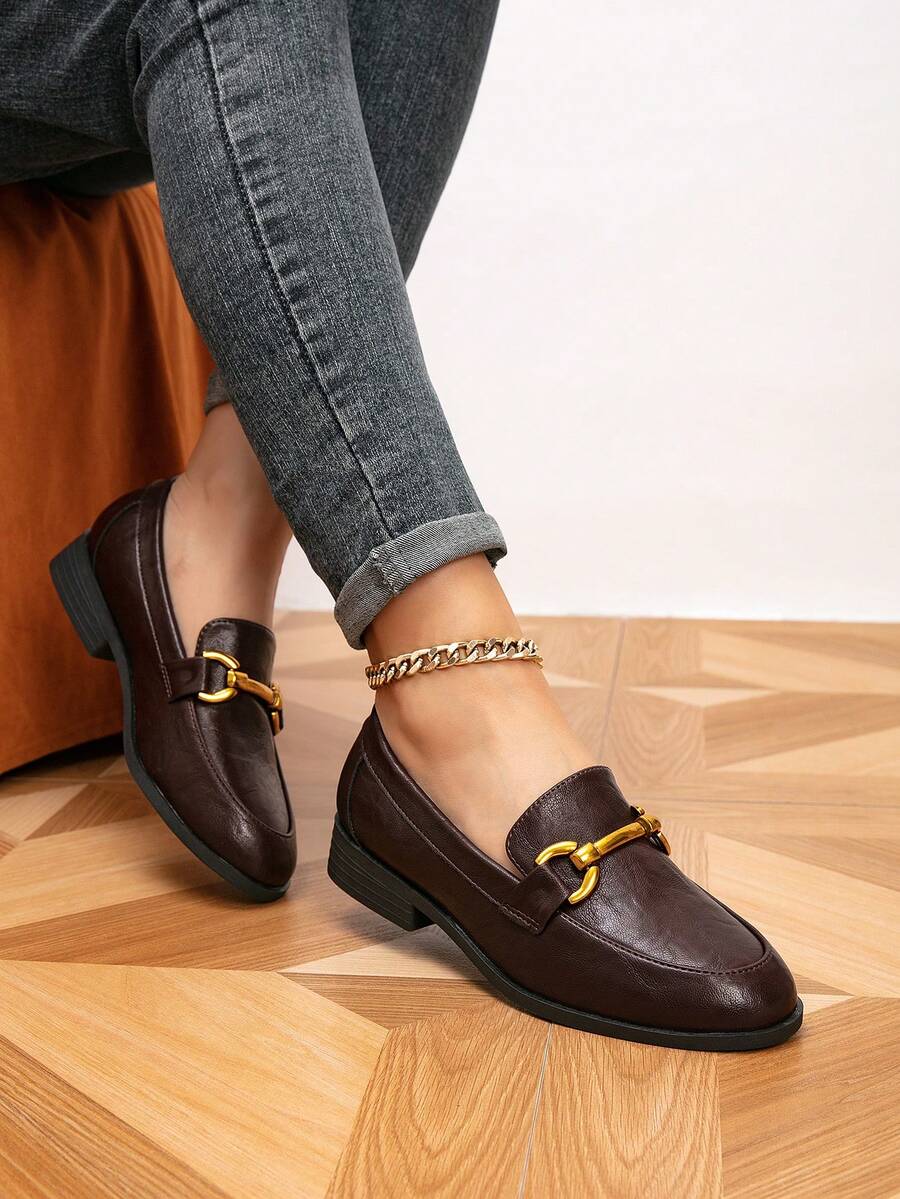 Giày lười nữ trang trí kim loại, kiểu dáng slip-on, chất liệu giả da, gót thấp, thích hợp đi làm hàng ngày.