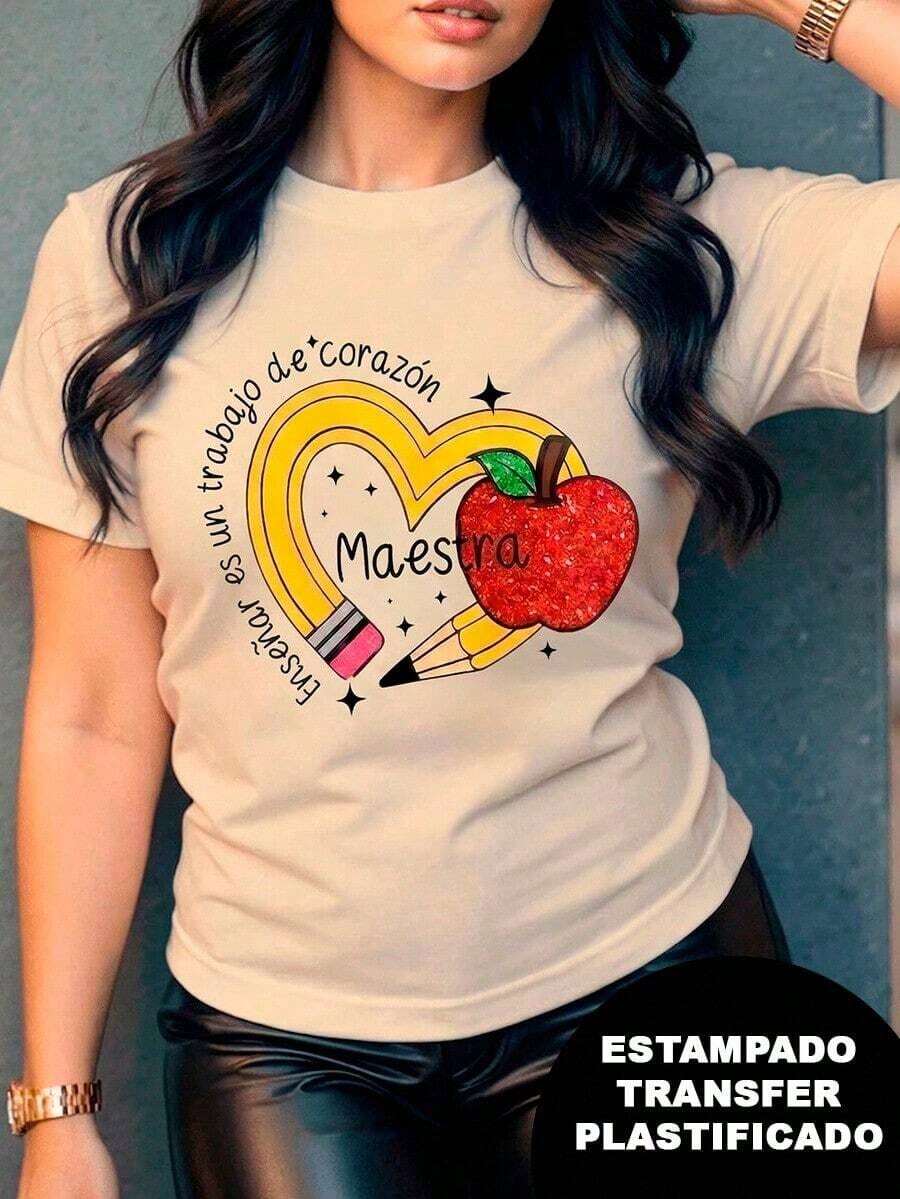Soft Playera estampada con lápiz en forma de corazón, una manzana con efecto de glitter pero es estampado, el texto de Maestra y la frase Enseñar es un trabajo de corazón, diseño estampado, playera colorida, moderna, casual, cuello redondo, manga corta, ideal para llevarla a la escuela o al trabajo, holgada, a la moda, para uso diario. patrón patrón - Beis - Ver 1
