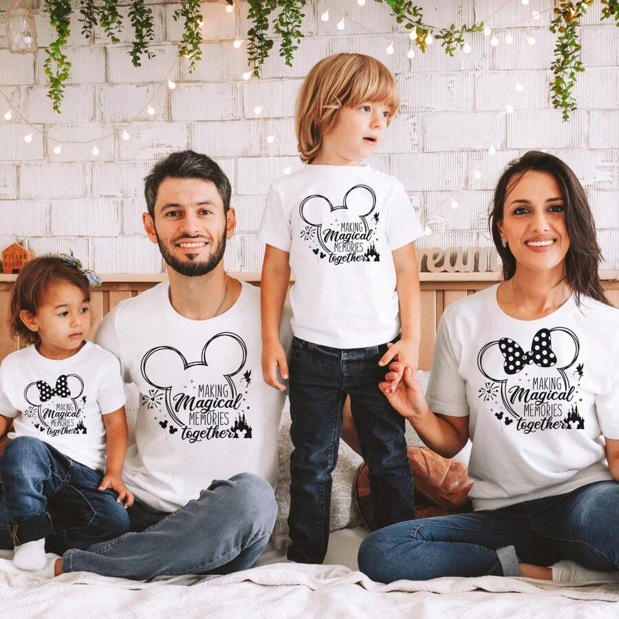 Disney "Making Magical Memories Together" Family Coordinating T-Shirt, Perfect For Family Trips, Vacations & Theme Parks. Clean Design, Suitable For Disney Travel, Family Gatherings & Everyday Wear, For Adults & Kids. Made Of Breathable Cotton Fabric, Comfortable & Durable. Versatile Magical Memories Print, Best Gift For Disney Fans & Families. - 男士/孩子T卹 - 查看 1