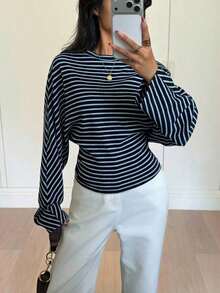 Camiseta de manga larga a rayas para mujer, para primavera y otoño.Presenta una base color albaricoque cremosa con finas rayas marrones, un diseño holgado de manga larga y una silueta que estiliza y realza la cintura.Confeccionada con un tejido de punto suave y cómodo, esta blusa ofrece un estilo casual pero elegante, adecuada tanto para ocasiones informales como de trabajo.Top de verano de manga larga a rayas - Azul y negro - Ver 12