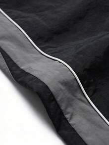 Quần jogger nam dáng rộng, chất liệu nylon nhăn, có dây rút ở eo, phối màu bên hông và đường may nổi bật, phong cách đường phố năng động, thích hợp mặc hàng ngày, mùa xuân/hè. - Xám - Xem 4