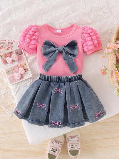 Bộ đồ 2 món cho bé gái: Áo thun tay phồng bằng vải denim đính nơ và chân váy xếp ly ngắn bằng vải denim thêu nơ, thời trang mùa hè.