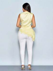 Blusa de satén elegante y minimalista para mujer con cuello alto simulado, recortes de encaje negro, parches y bajo asimétrico sin mangas - Amarillo claro - Ver 2