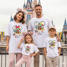 Disney "Disney Trip 2026" Castle & All-Characters Family Coordinating T-Shirt, Great For Family Vacations & Theme Park Visits. New Design, Suitable For Men, Women & Kids, Ideal For Disney Trips & Casual Wear. Made Of Soft, Breathable Cotton Fabric, Comfortable For All-Day Wear. Bright Castle & Multi-Character Print, Perfect Gift For Disney-Loving Families. - 男士/孩子T卹 - 查看 1
