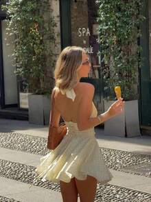 Vestido corto de verano casual y lindo con espalda descubierta y sin mangas, falda suelta y fluida.El área de la espalda descubierta tiene un diseño anudado, tela ligera y transparente con textura suave. - Amarillo claro - Ver 2