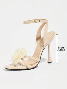 Jin Bei Qi Giày sandal cao gót nữ, chất liệu da sơn mài, quai ngang mắt cá chân họa tiết hoa 3D, gót nhọn một quai có khóa cài, thích hợp cho các bữa tiệc, hoạt động ngoài trời, thời trang, thanh lịch, tiệc sang trọng, khu nghỉ dưỡng, gót bất đối xứng bằng da PU gợi cảm, chất liệu cao cấp, quai ngang mắt cá chân quyến rũ, sandal nữ màu be thanh lịch. - Màu be - Xem 4