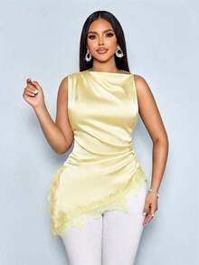 Blusa de satén elegante y minimalista para mujer con cuello alto simulado, recortes de encaje negro, parches y bajo asimétrico sin mangas - Amarillo claro - Ver 3
