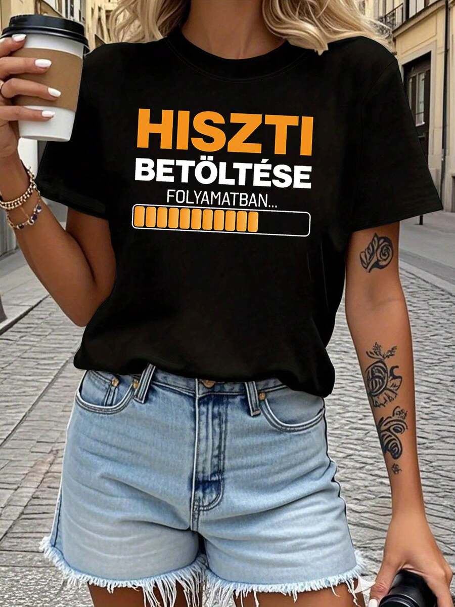 Stylish Women's Everyday T-Shirt With The Phrase "HISZTI BETÖLTÉSE FOLYAMATBAN..." "Loading In Progress" Print, Casual Short-Sleeved Round Neck T-Shirt For Spring/Summer, Casual Daily Wear, Holiday Gift, Chic And Fashionable T-Shirt. - 黑色 - 查看 1