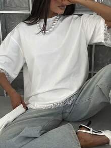 女款休閒蕾絲拼接圓領短袖寬鬆T恤上衣，純色針織面料搭配蕾絲拼接，適合日常穿著與約會，春夏白色，隨性風格 - 白色 - 查看 4
