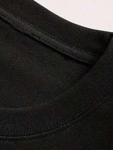100% Pure Cotton, Breathable And Gentle On The Skin. Classic Crew Neck Design, Slim Fit, And Flattering For All Body Types. Fashionable Print With A Minimalist Style And High-Quality Finish. Unisex Design Perfect For Matching Outfits, Ideal For Everyday Wear, Dates, Leisure, And Streetwear – Versatile And Timeless. - 黑色 - 查看 5