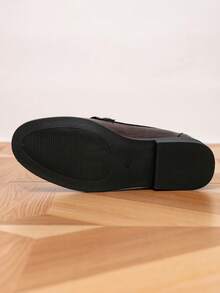Giày lười nữ trang trí kim loại, kiểu dáng slip-on, chất liệu giả da, gót thấp, thích hợp đi làm hàng ngày. - Màu nâu Sô-cô-la - Xem 9