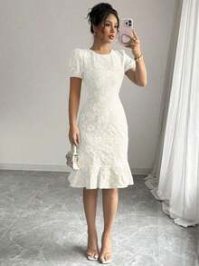 Vestido elegante de mujer de tela jacquard con cuello redondo, mangas abullonadas y volante en el bajo, de silueta ceñida y longitud media.Adecuado para diversos ocasiones como uso diario, cócteles y estilo callejero.Verano - Albaricoque - Ver 1