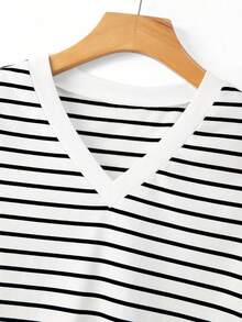 Nueva camiseta de mujer de manga corta con cuello en V a rayas - Blanco y Negro - Ver 4