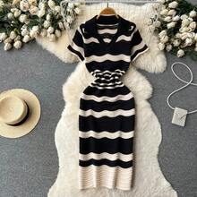 Vestido largo a rayas de manga corta con cuello de solapa, diseño calado, ajustado al cuerpo, vestido de verano de punto, estilo moderno y atractivo, vestido midi de playa. - Negro - Ver 4
