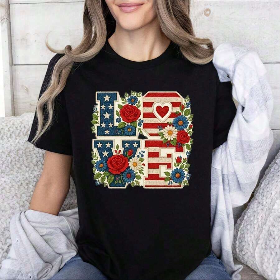 Patriotic T-Shirt With LOVE Floral Print, July 4th, USA, Red, White, And Blue Flower Graphic, Coquette Ana T-Shirt, Independence Day Top, 220g Men's Basic Cotton T-Shirt - Unmatched Comfort - Suitable For Everyone, Whether Women Or Men, Durable High-Quality Fabric, Suitable For All Seasons, Soft To The Touch But Built To Last. Breathable Women's T-Shirts. In Autumn Outfit. S For WoM. In VaC. Sportswear Set. S WoM. With A Halloween Costume - 黑色 - 查看 1