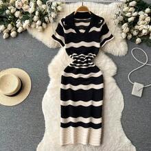 Vestido largo a rayas de manga corta con cuello de solapa, diseño calado, ajustado al cuerpo, vestido de verano de punto, estilo moderno y atractivo, vestido midi de playa. - Negro - Ver 8