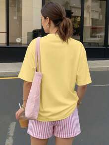 Conjunto de camiseta de manga corta holgada con estampado "Be Still & Know" y pantalones cortos a rayas, traje de mujer, conjunto de dos piezas femenino, atuendo de verano para mujer, ropa de vacaciones, ropa de viaje, estilo de playa, vestimenta de vacaciones minimalista - Amarillo - Ver 2