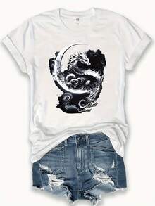Playera de Mujer con Estampado de Dragón y Luna Blanca Estilo Gótico Moderno "Silent Chaos" Manga Corta Cuello Redondo Oversize Suave - Blanco - Ver 3