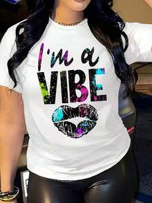 Camiseta de talla con estampado I'A Vibe, camiseta casual de manga corta con cuello redondo, ropa de talla para mujer. NZKQ - Blanco - Ver 2