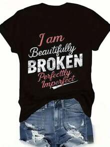Camiseta con eslogan de auto-estima para mujer - Estampado de energía positiva "Soy hermosa y rota", top de manga corta con cuello redondo y corte holgado, 100% algodón, negro con letras blancas y rosas, ropa casual de primavera/verano, que muestra confianza y belleza interior, disponible en tallas 1XL-5XL, camiseta de manga corta para mujer de talla grande, 100% algodón puro, tela de 180g. - Negro - Ver 1
