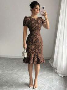 Vestido elegante de mujer de tela jacquard con cuello redondo, mangas abullonadas y volante en el bajo, de silueta ceñida y longitud media.Adecuado para diversos ocasiones como uso diario, cócteles y estilo callejero.Verano - Café integral - Ver 7