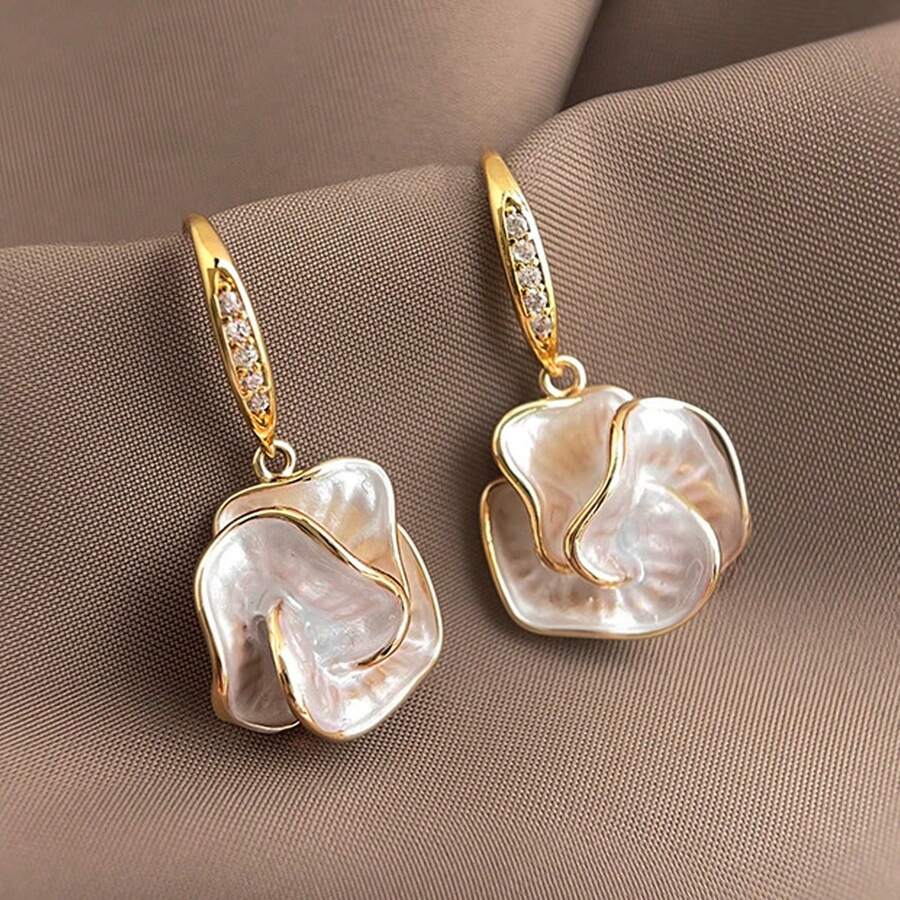 1 Pair Romantic Flower Petal Golden Copper Pave Cubic Zirconia Dangle Earrings For Women Graduation Prom Party Mother's Day Wedding Guest Photogenic Influencer Style Aesthetic Chic Statement Jewelry Organic Sculptural Modern Sophisticated Unique Design Eyecatching Stylish Elegant Artistic Bold Glamorous - Gold - View 1