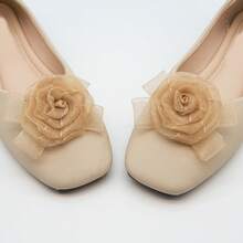 2pcs Champagne Organza Rose Shoe Clips, Made Of Lightweight And Transparent Mesh Material, Handcrafted 3D Rose Design With A Hazy And Elegant Touch, Suitable For Most Sandals And Heels. Detachable Design For Easy Installation, Adding A French Vibe To Your Daily Commute And Date Outfits. - Champagne - View 6